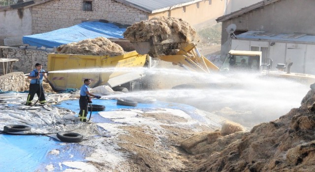 Karamanda tutuşan kuru otlar saman balyalarına sıçradı