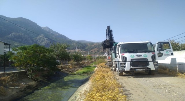 Manisa merkezde 9 kilometrelik dere temizlik çalışmasına başlandı