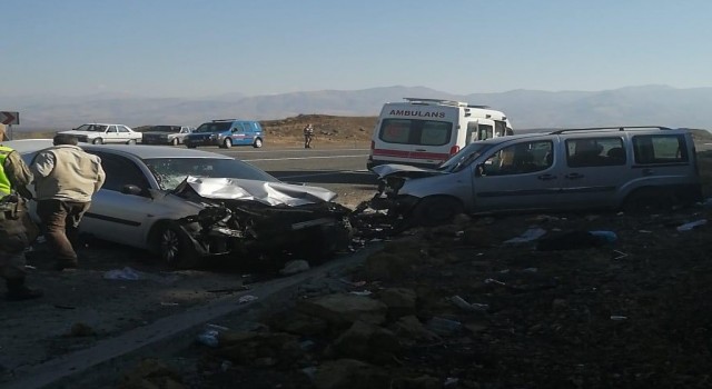 Elazığda araçlar kafa kafaya çarpıştı: 1 çocuk öldü, 7 kişi yaralandı