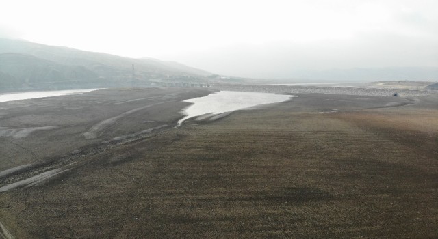 Elazığda sular çekildi, barajı besleyen koca nehir dereye döndü